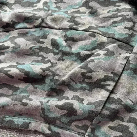Womens Fabletics Hadley Hi Lo Short Sleeve Tee Hoodie Camo Print Size XS Pockets - Picture 5 of 6